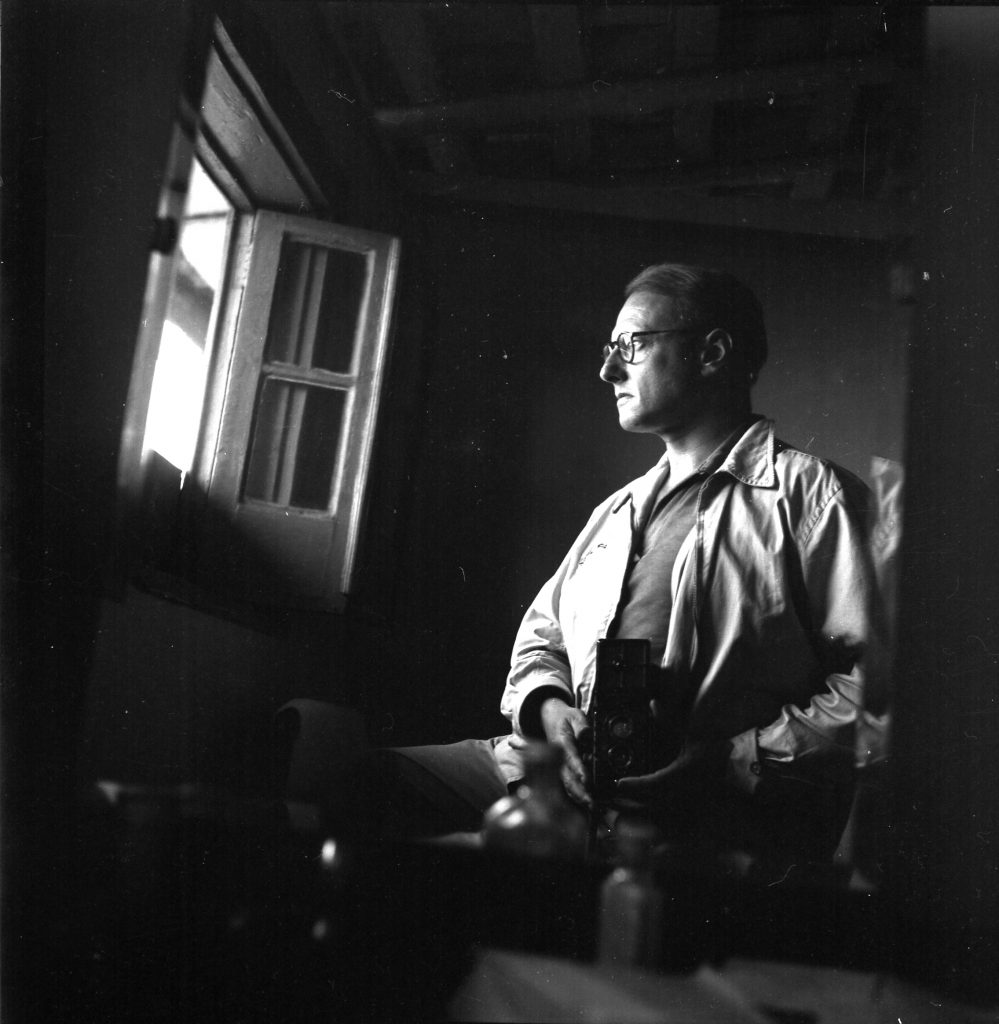 Pierre Verger and his Rolleiflex, self portrait on mirror, circa 1950s/Photo: Fundação Pierre Verger