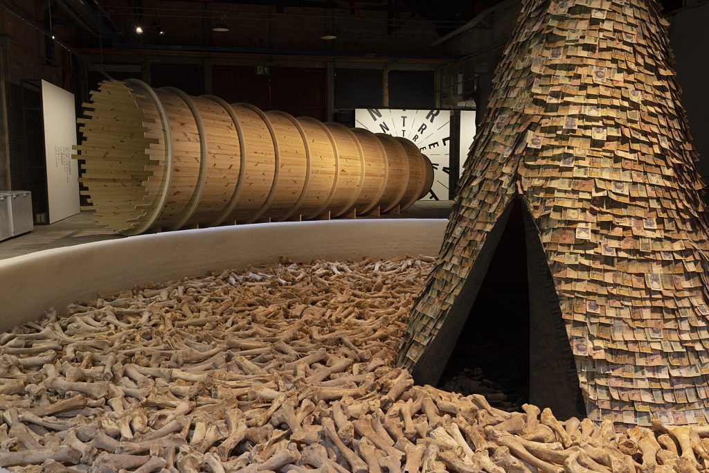 Two installations by Cildo Meireles, "Entrevendo" (Glimpsing, 1970-1994) and "Olvido" (1987-1989).