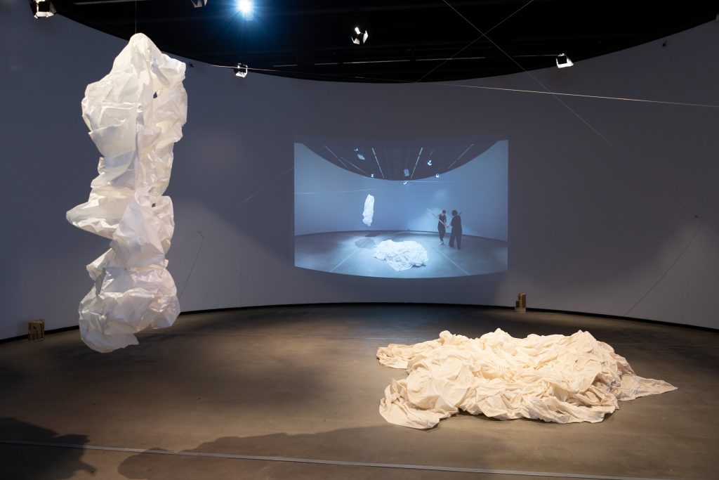 Video installation at Instituto Tomie Ohtake, Iole de Freitas with her grandson Bento.